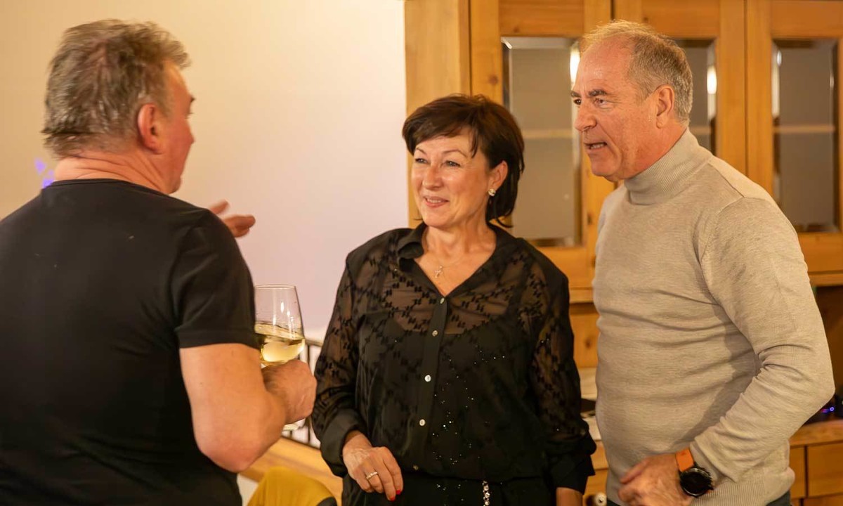 Mateja Rotar v družbi Vilija Resnika na tradicionalni ponovoletni zabavi za zaposlene.