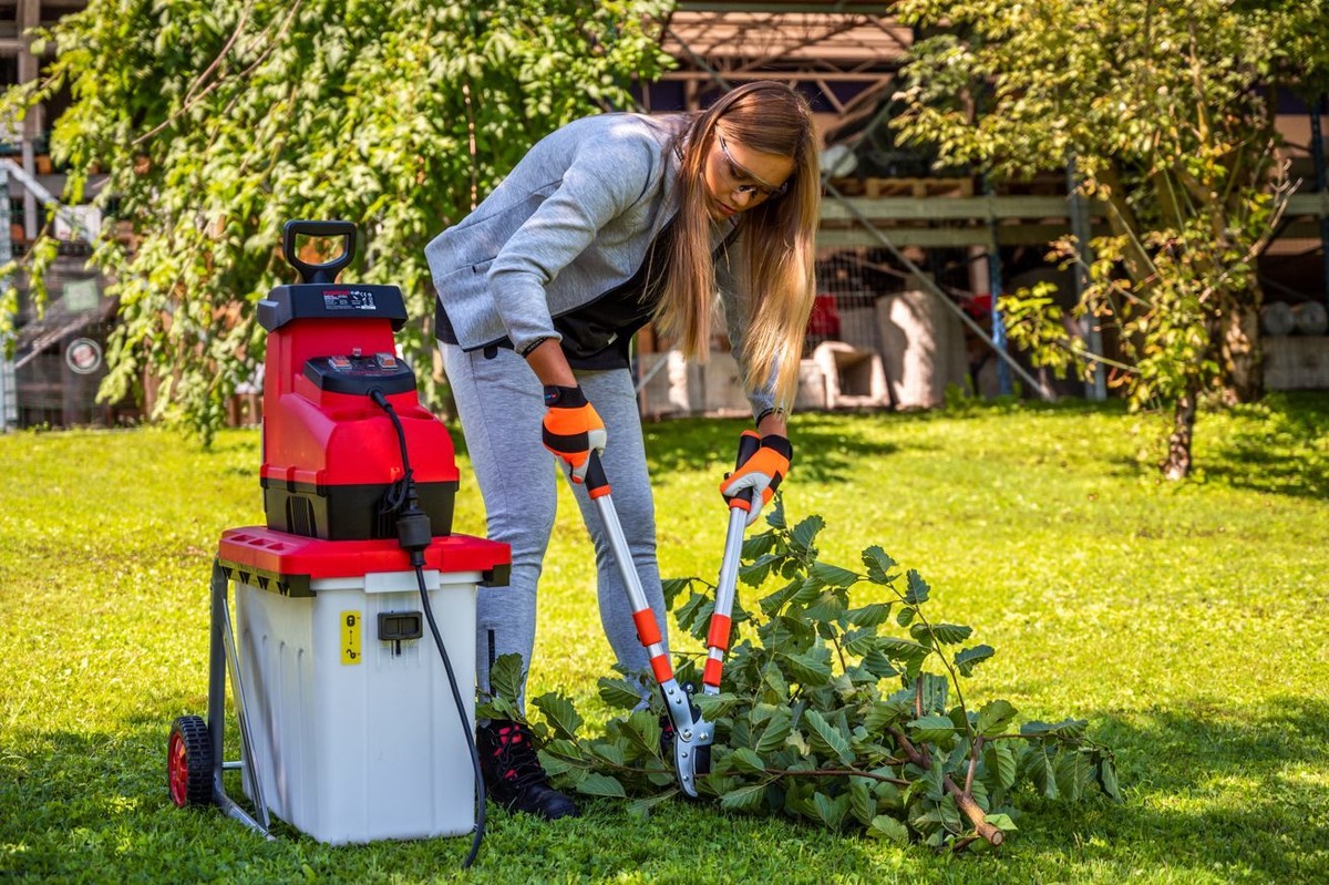 Po obrezovanju sadnega drevja si urejanje vašega vrta in odstranjevanje odrezanih vej olajšajmo z drobilnikom Ramda.