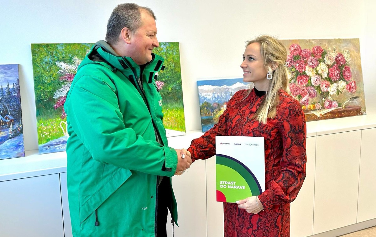 Akademski slikar Oleksandr Chemodanov in Ana Rotar Petač, vodja vrtnih centrov Eurogarden.
