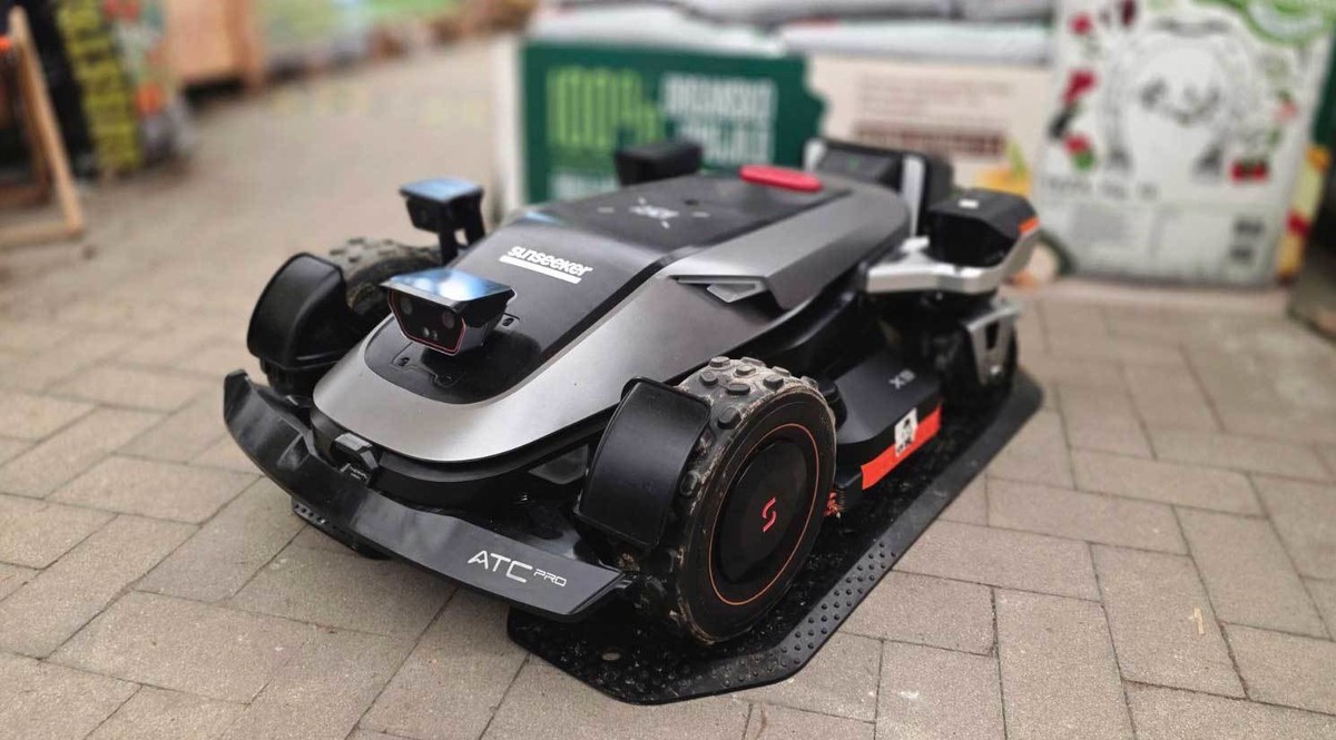 Na dnevu odprtih vrat smo predstavili tudi robotske kosilnice Sunseeker Elite. Na fotografiji je model X9.