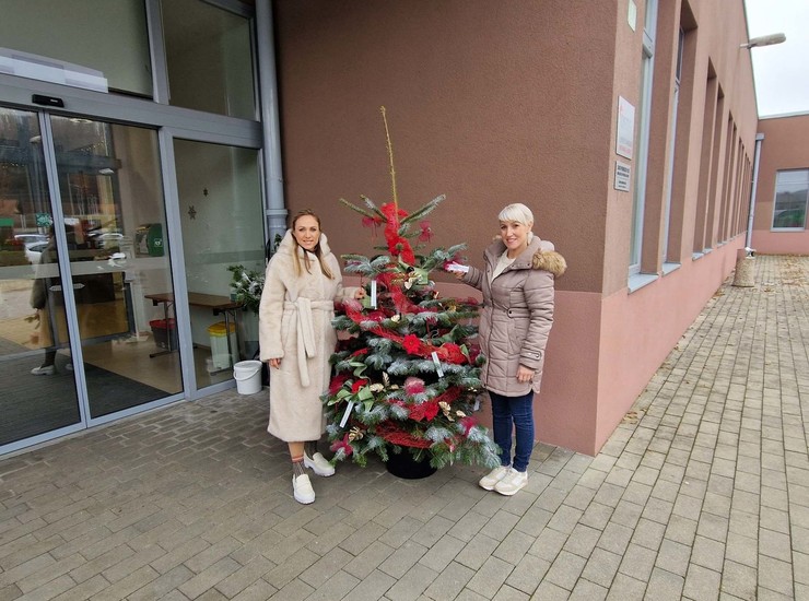 Oskrbovancem Centra starejših DEOS Notranje Gorice smo Eurogarden in Rotar tudi letos z donacijo polepšali praznike