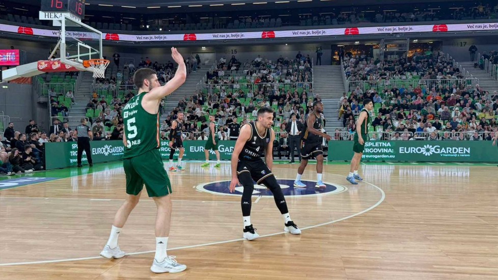 Cvetje za dan žena in zmaga na parketu: Eurogarden in Ramda na tekmi Cedevita Olimpija